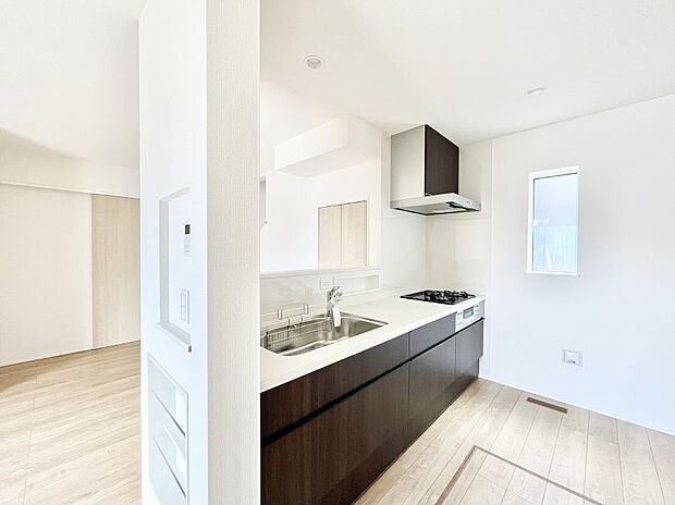 ◆4号棟◆〜Kitchen〜　自然光が入る窓のあるキッチン☆毎日使う場所だからこそ、使い勝手を考慮しました。ゆったりとしたキッチンコーナーは質感豊かな仕上がりとなっております。