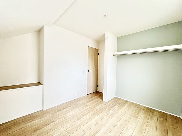 ◆4号棟◆〜Bed Room〜  全居室には収納クローゼットを完備！普段使いのお洋服や小物はもちろん、季節物のお洋服などもしっかりと整理整頓おしまい頂けます。  居室空間を広く使用できますね。