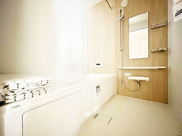 ◆4号棟◆~Bath Room~ 落ち着いた雰囲気の浴室で明日に向けてリフレッシュ。 浴室乾燥機能も付いているので洗い上がった洗濯物を、雨の日も天気を気にせず乾燥させることも可能です。