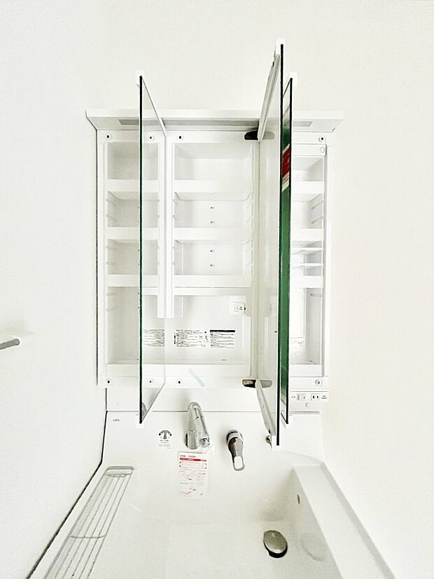 ◆4号棟◆三面鏡の裏に、化粧品や衛生用品などを収納可能。洗面台をすっきりと保ちます！