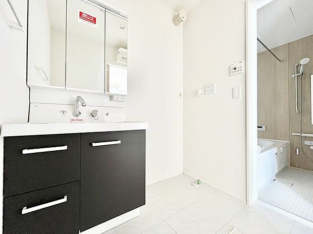 ◆4号棟◆~Dressing Room~ 十分な大きさの洗面台は収納もさる事ながら、身だしなみチェックや歯磨きなど、朝の慌ただしい時間でもホテルライクなスペースで余裕とゆとりを感じて頂けます。