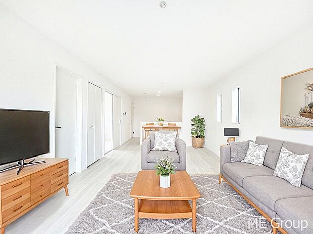 家族の和やかな会話が聞こえてきそう。開放感のあるリビングです。※家具はCGです