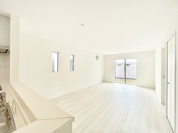 明るい陽光が注ぎ、寛ぎの雰囲気に満たされるダイニング。