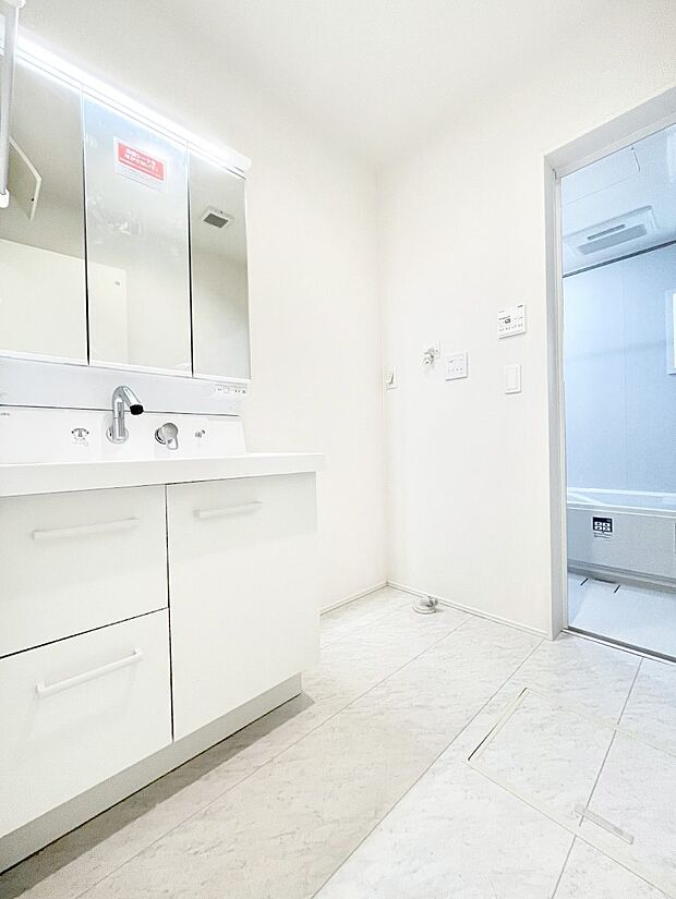 身支度もスムーズにおこなえる脱衣場。