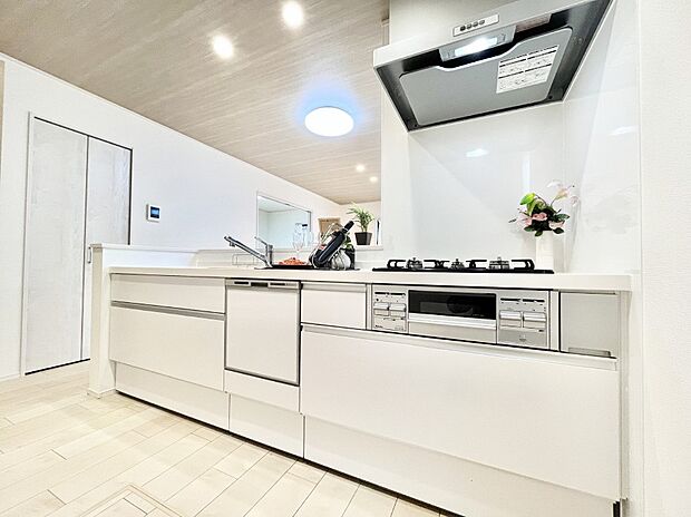 ◆A号棟◆〜Kitchen〜　「さぁ今日は何を作ろう」こんなキッチンなら思いっきり料理ができちゃいます。キッチンからはリビングが一望できます。家族がつながるお家がここにございます。