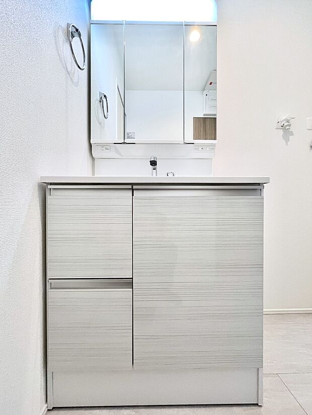 収納力と機能性に優れた洗面化粧台  