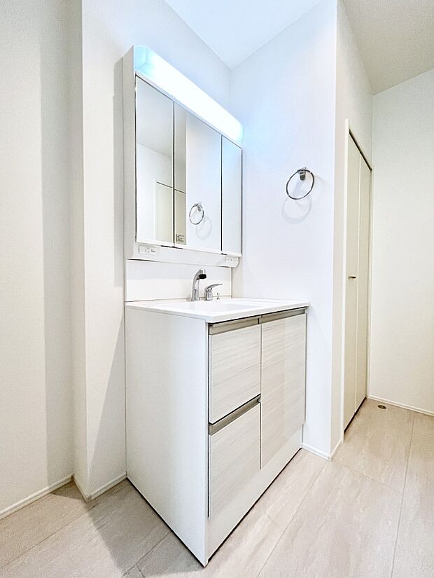 大きく見やすい三面鏡で清潔感ある洗面台は、身だしなみチェックや肌のお手入れにおすすめです。