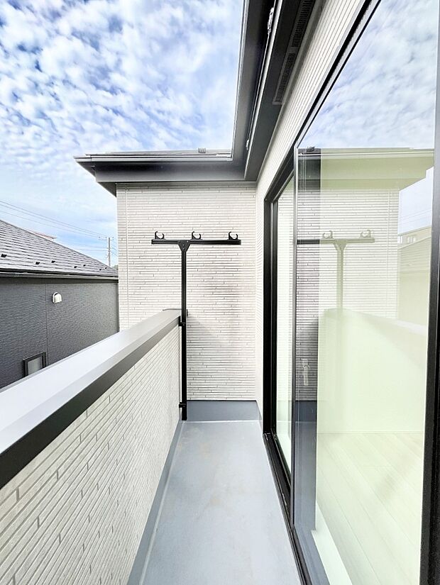 暖かな陽光が降り注ぐバルコニーはお洗濯におすすめ。爽やかな風も心地よいです。