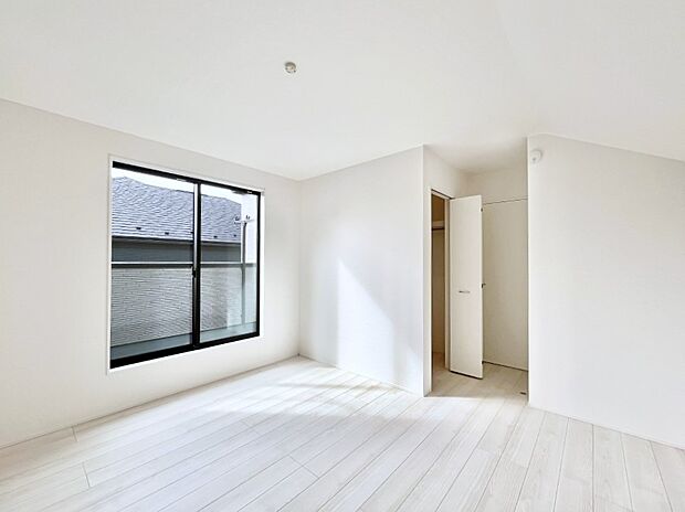 バルコニーが開放感をプラスしてくれる洋室