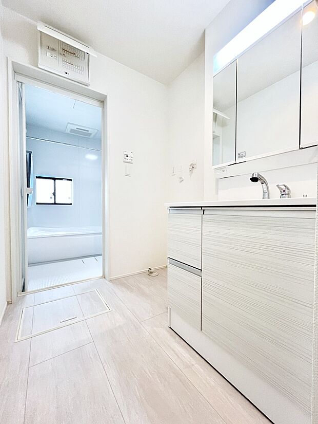 清潔感のある快適空間です。毎日の身支度も気持ち良くお使い頂けます。