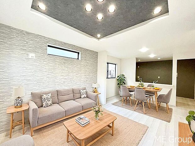 ご家族の賑やかな話し声で包まれる明るいリビング  ※家具はCGです