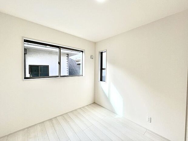 窓からのやさしい光が心地よいプライベートルーム