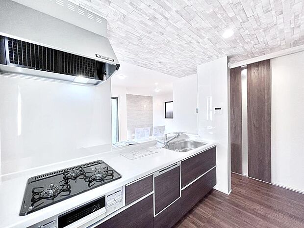 料理をしながらでもご家族との会話を楽しめる対面キッチン