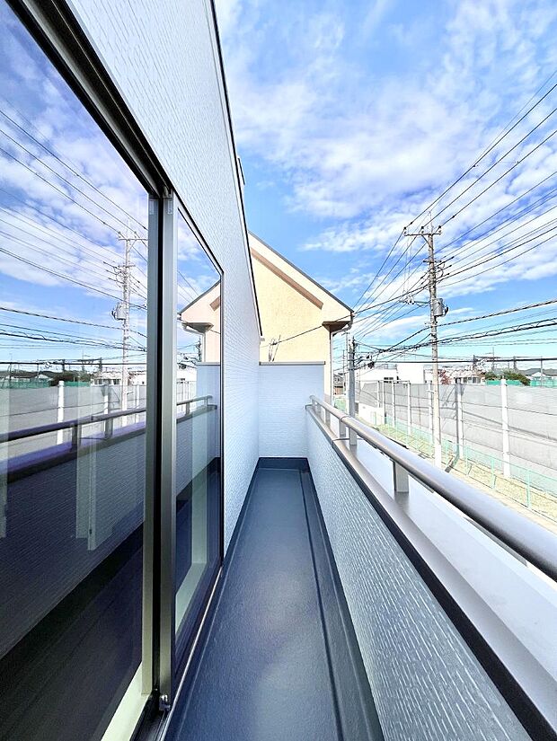 暖かな陽光が降り注ぐバルコニーはお洗濯におすすめ。爽やかな風も心地よいです。 