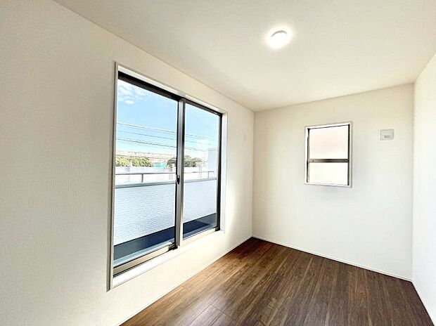 明るいバルコニーサイドに洋室を設置。目覚めの良い寝室に。 