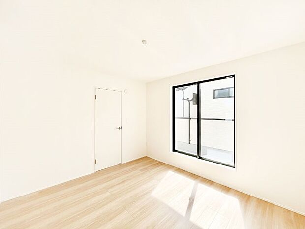 バルコニーが明るさと開放感を演出！朝スッキリと目覚められそうですね。