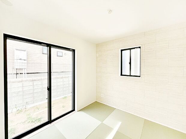 リビングと隣り合っている和洋室。ほっと一息できる和の空間も忘れずに。