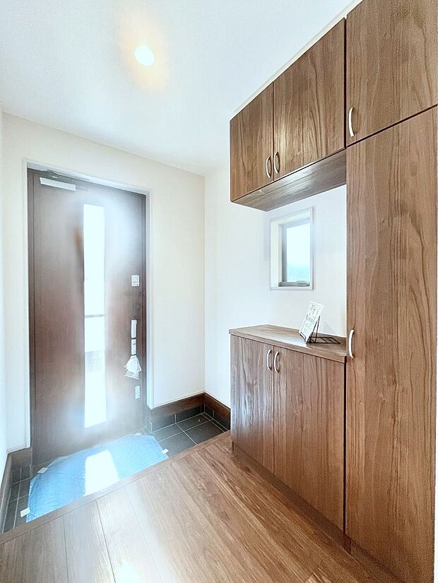 〜Entrance〜 玄関は家の顔といわれますが我が家のセンスをさりげなく感じさせる魅力ある玄関造りも楽しみの一つ。帰宅する度に家族がほっとできる心地よい空間造りも大切ですね♪