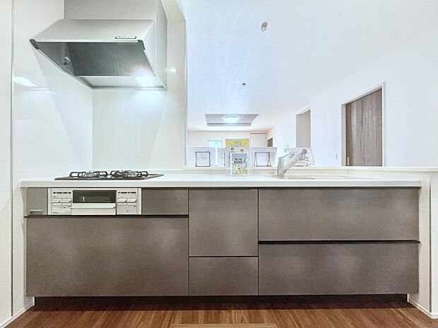 〜Kitchen〜 会話が弾むリビング、料理が愉しくなるキッチン。家は、ただ生活する場ではなく、暮らしを愉しく、快適にする場所。笑顔の毎日、安らぎの日々のために、最新の設備・仕様を採用。