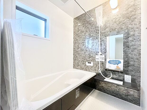 〜Bath Room〜　落ち着いた雰囲気の浴室で明日に向けてリフレッシュ。浴室乾燥機能も付いているので隣の洗濯機置き場で洗い上がった洗濯物を、雨の日も天気を気にせず乾燥させることも可能です。