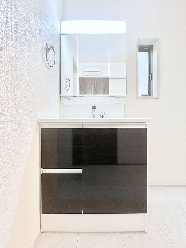 〜Dressing Room〜　十分な大きさの洗面台は収納もさる事ながら、身だしなみチェックや歯磨きなど、朝の慌ただしい時間でもホテルライクなスペースで余裕とゆとりを感じて頂けます。