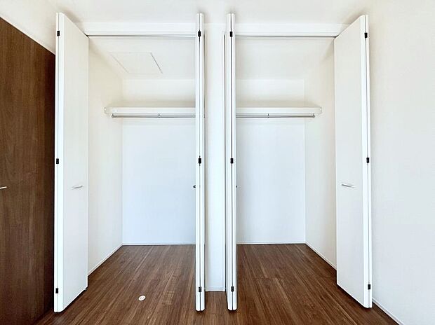 〜Closet〜　壁面クローゼットがあればタンスを置く必要がなく、出っ張りのないスッキリ空間を維持できます。限られたスペースを有効に活用できそう。季節の衣類や趣味の品などたっぷり収納出来ますね♪