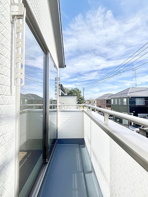 〜Balcony〜　南向きのバルコニーの前には雲以外に太陽を遮るものがありません。お洗濯物も乾きやすく、何より明るく気持ちのいい光が入ってきます。家族全員分の洗濯物も一気に干せます。