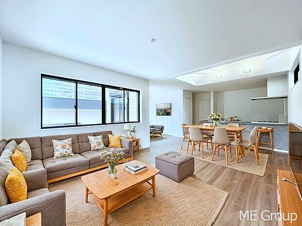 ◆1号棟◆〜Living〜 家族の会話や笑顔が行き交うリビングです。大きなソファやダイニングテーブルでゆったり食事をしたりくつろぎたい♪そんな夢が叶えられる空間です!※家具はCGです