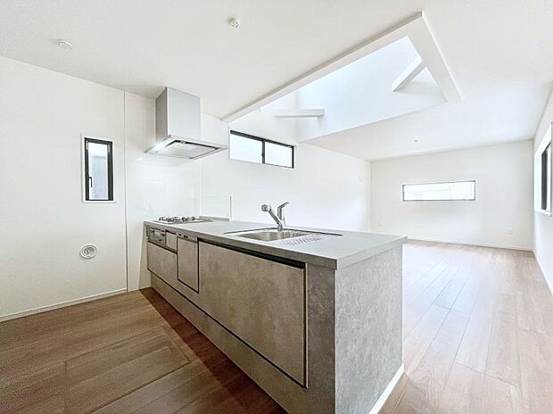 ◆1号棟◆〜Kitchen〜 リビングが見渡せるカウンターキッチン。 料理をしながら家族とコミュニケーションをとれるだけでなく、大きな開放感も得ることができます。