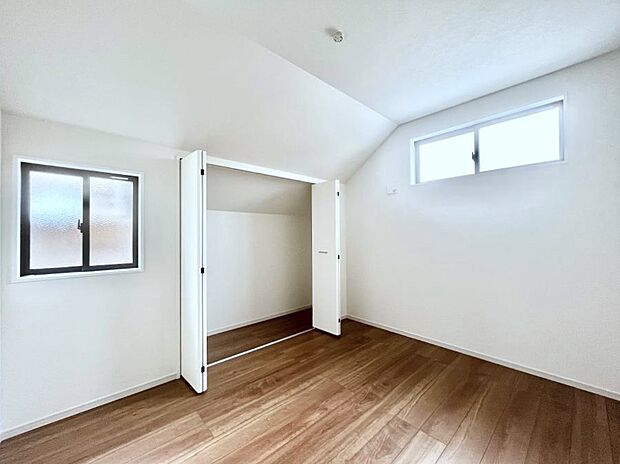 ◆1号棟◆〜Bed Room〜 居室には収納クローゼットを完備!普段使いのお洋服や小物はもちろん、季節物のお洋服などもしっかりと整理整頓おしまい頂けます。 居室空間を広く使用できますね。