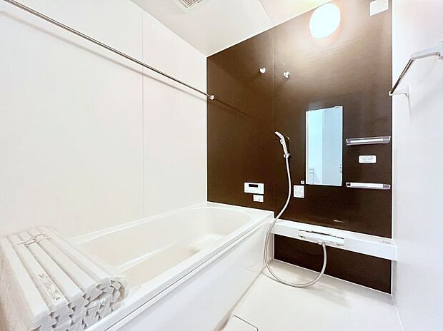 ◆1号棟◆〜Bath Room〜 足を伸ばして入浴することが可能!一日の疲れを癒す貴重なバスタイムです。お子様とご一緒でも十分な広さなので、リビングとは違った家族団欒のひと時をお楽しみいただけます。