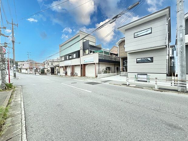 前面道路: 閑静な住宅地をはしる車通りの少ない道路。 駐車の出し入れもらくらくです!ご不明点・現地見学のご希望は、お気軽にお問い合わせください! 周辺には買い物環境も充実♪