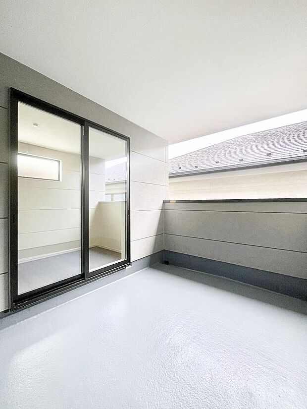 ◆1号棟◆〜Balcony〜 インナーバルコニーは洗濯物を干すスペースとして急な雨で洗濯物が濡れてしまうのを防いでくれます◎チェアでくつろいだり、夏には周りを気にせずビニールプールが楽しめますね♪