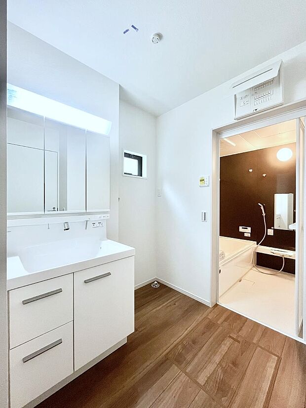 ◆1号棟◆〜Dressing Room〜 十分な大きさの洗面台は収納もさる事ながら、身だしなみチェックや歯磨きなど、朝の慌ただしい時間でもホテルライクなスペースで余裕とゆとりを感じて頂けます。