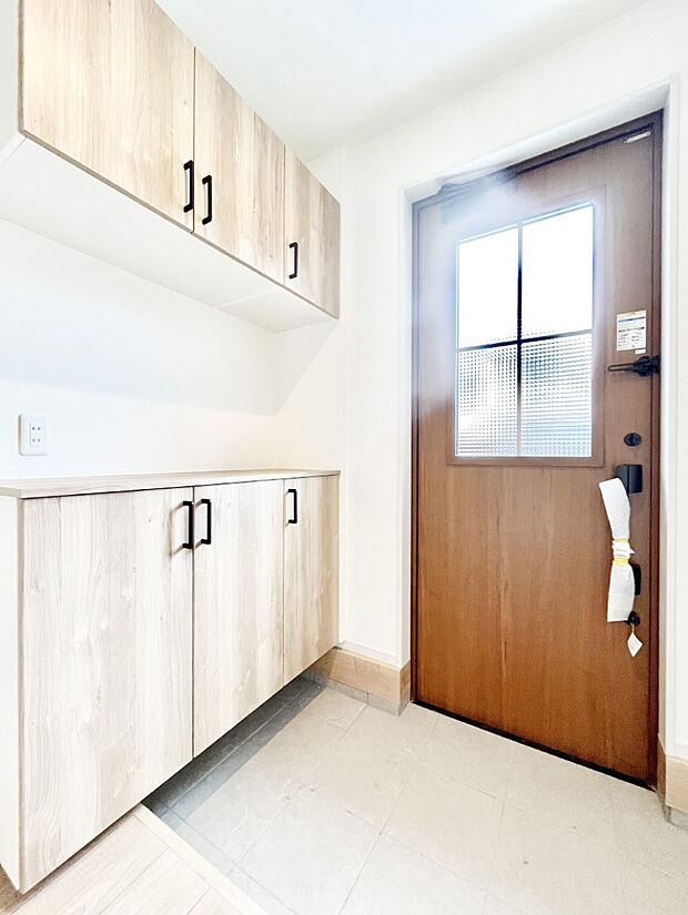 〜Entrance〜 家の中でお客様を迎える最初の場所である玄関は、家の印象そのものです!豊富な玄関収納で、常に綺麗に保つことが出来ます♪玄関にはたっぷり収納の下駄箱を完備!