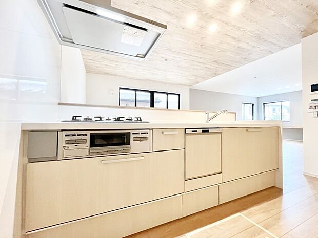 〜Kitchen〜 広くて使いやすいキッチンなら家族でいっしょに料理をつくったり、後片付けも手間なくできちゃいます♪収納もたっぷりあるので、いつもすっきりと清潔な印象を保てます。