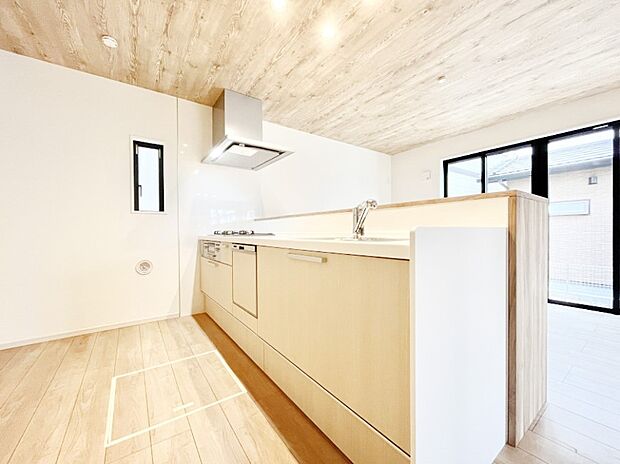 〜Kitchen〜 自然光が入る窓のあるキッチン☆毎日使う場所だからこそ、使い勝手を考慮しました。ゆったりとしたキッチンコーナーは質感豊かな仕上がりとなっております。