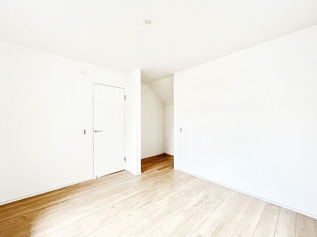 〜Bed Room〜 「今日も一日お疲れ様」とご夫婦でゆったりくつろげる寝室。毎日の家事やお仕事に疲れた日はフカフカのベットで癒されてください。テレビや本棚をおいても快適な広さが自慢♪