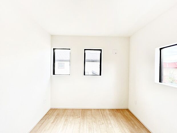 〜Bed Room〜 子供部屋はお子様にとって大変重な役割があります。子供一人で過ごす空間を与えることで、宿題や勉強時間も自然と増えまた自ら部屋の片付けや掃除なども促すことに繋がります。