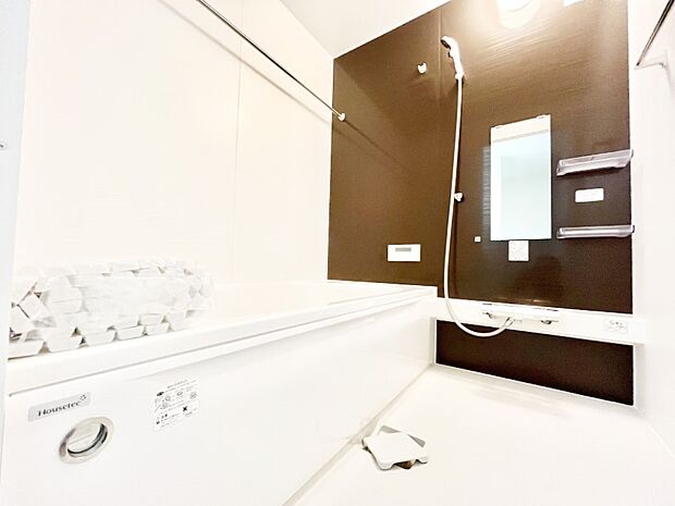 〜Bath Room〜 落ち着いた雰囲気の浴室で明日に向けてリフレッシュ。浴室乾燥機能も付いているので隣の洗濯機置き場で洗い上がった洗濯物を、雨の日も天気を気にせず乾燥させることも可能です。
