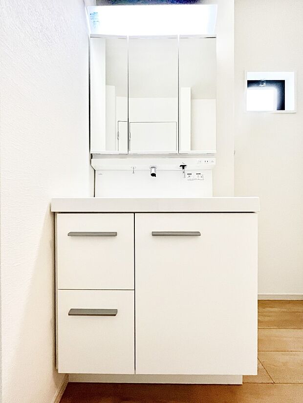 〜Dressing Room〜 十分な大きさの洗面台は収納もさる事ながら、身だしなみチェックや歯磨きなど、朝の慌ただしい時間でもホテルライクなスペースで余裕とゆとりを感じて頂けます。