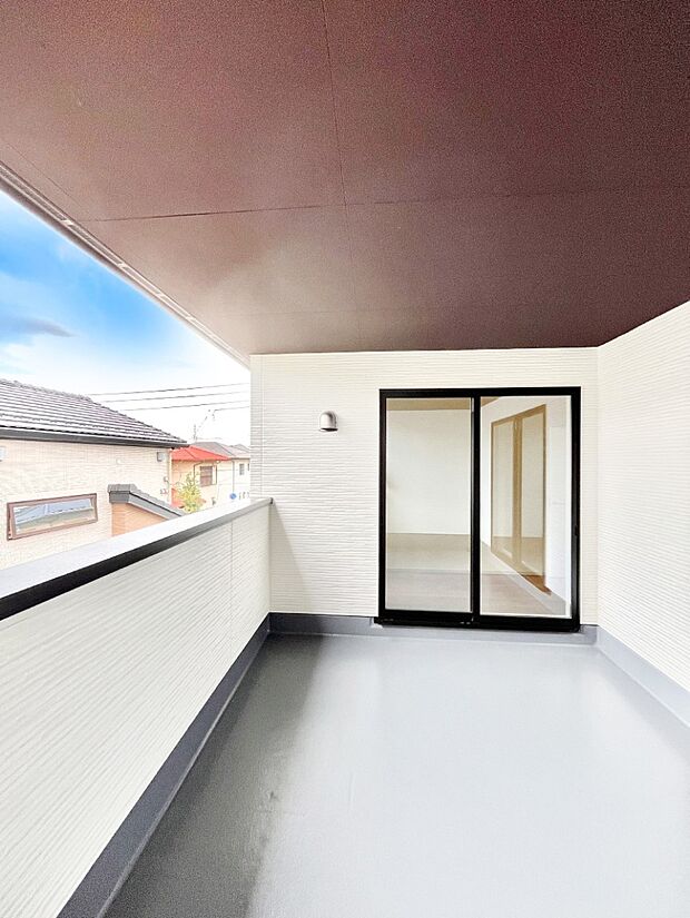 〜Balcony〜 インナーバルコニーは洗濯物を干すスペースとして急な雨で洗濯物が濡れてしまうのを防いでくれます◎チェアでくつろいだり、夏には周りを気にせずビニールプールが楽しめますね♪