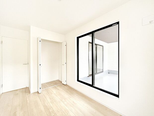 〜Bed Room〜 バルコニーからの採光で朝もスッキリ目が覚めそうですね!穏やかな光が差し込む室内には、穏やかな時間が流れます。休日には、落ち着いた空間で自分の趣味を楽しむのはいかがですか。