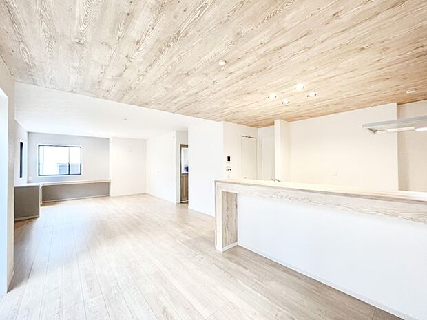 〜Living〜 LDKは約23.7帖と開放的な広さ。人気の対面キッチン採用♪ご家族で寛げる空間です♪ゆとりある暮らしと心地よい住環境が紡ぐ贅沢な時間をご家族みんなでお過ごし下さい。