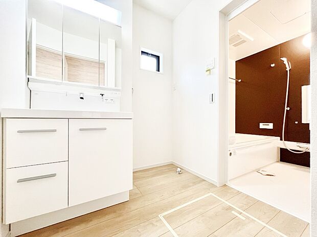 〜Dressing Room〜 暗くなりがちな洗面所も窓があると採光と換気が可能なので気持ちよくお使い頂けます。三面鏡タイプの洗面台は鏡裏収納で散らかりがちな洗面所もスッキリ♪