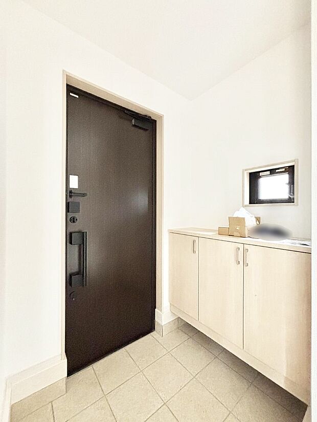 〜Entrance〜　家の中でお客様を迎える最初の場所である玄関は、家の印象そのものです！豊富な玄関収納で、常に綺麗に保つことが出来ます♪玄関にはたっぷり収納の下駄箱を完備！