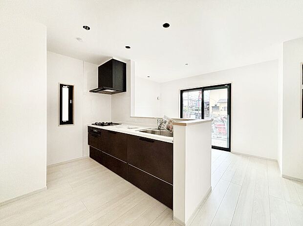 〜Kitchen〜  リビングが見渡せるカウンターキッチン。  料理をしながら家族とコミュニケーションをとれるだけでなく、大きな開放感も得ることができます。  お子様の成長も感じることができますね！