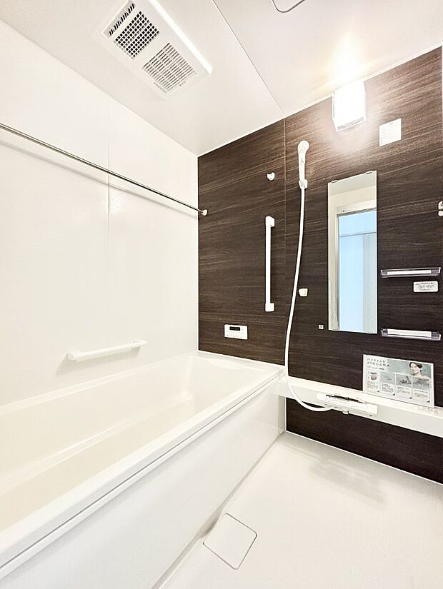 〜Bath Room〜　足を伸ばして入浴することが可能！一日の疲れを癒す貴重なバスタイムです。お子様とご一緒でも十分な広さなので、リビングとは違った家族団欒のひと時をお楽しみいただけます。