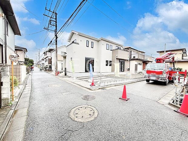 〜Exterior〜　前面道路：南東 4m 私道、南西 4m 私道　低層の一戸建てを中心とした街並みが整然と続き、周辺は高い建物が建っていないので、緑の多い閑静な趣を感じる環境です。