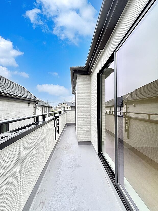 〜Balcony〜  バルコニーは温かい陽がさしこみ、お布団や洗濯物を気持ちよく干すことができます。  使いやすく開放的なバルコニーです♪陽ざしがたっぷり降り注ぐ、バルコニー付き住まい。  